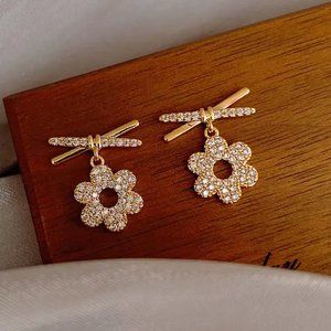 🆕 IVY GOLD FLOWER BAR EARRINGS